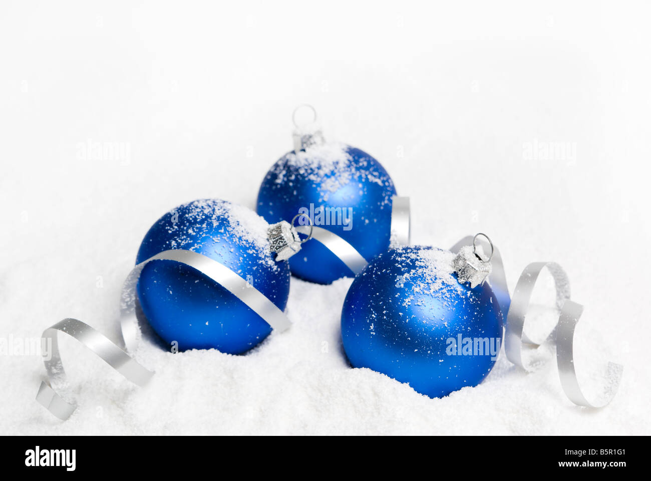Boules de Noël bleu étendu sur la neige. aRGB. Banque D'Images