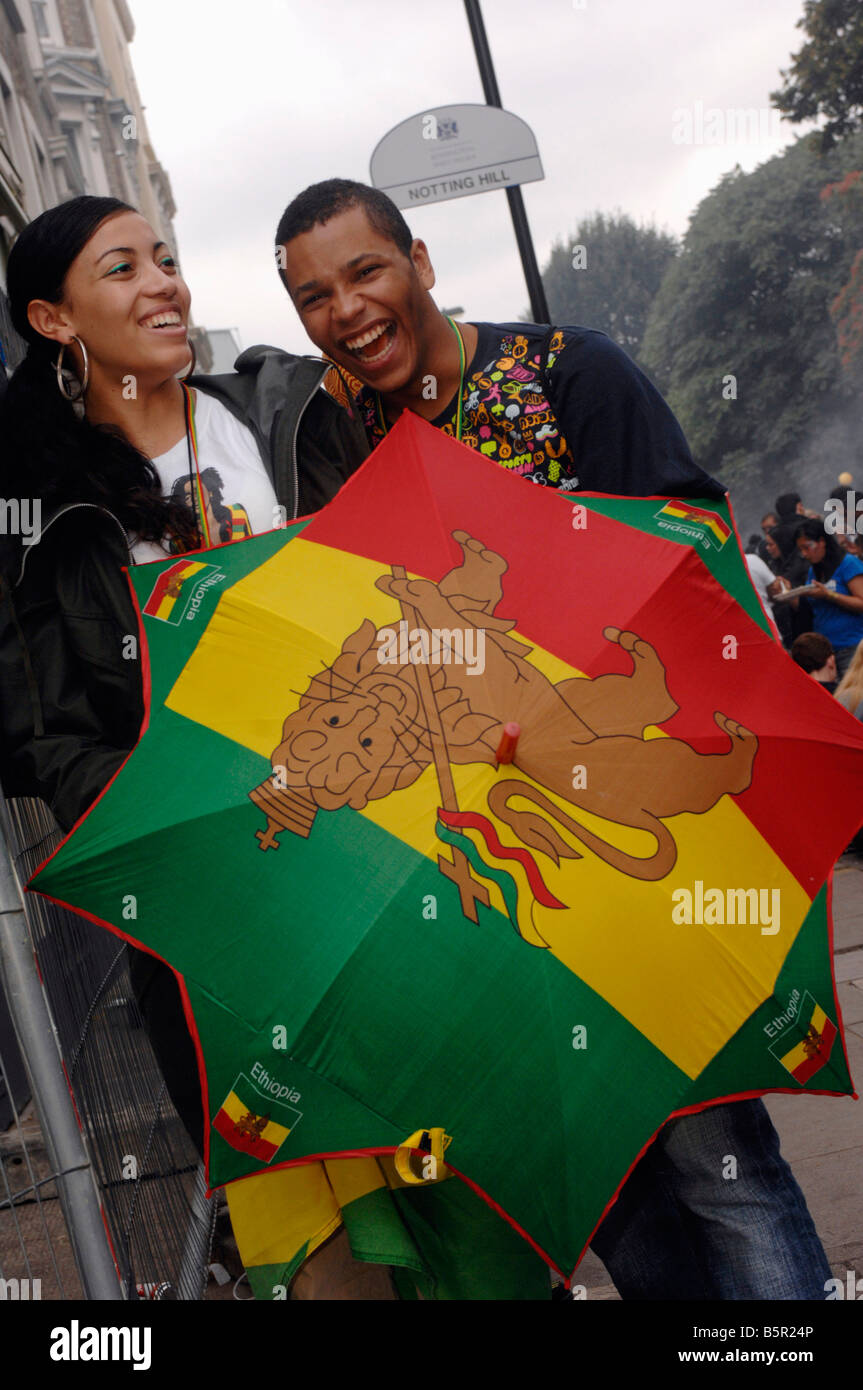 Deux fêtards s'afficher le drapeau de l'Éthiopie au cours de la célébrations du carnaval de Notting Hill 2008 Banque D'Images