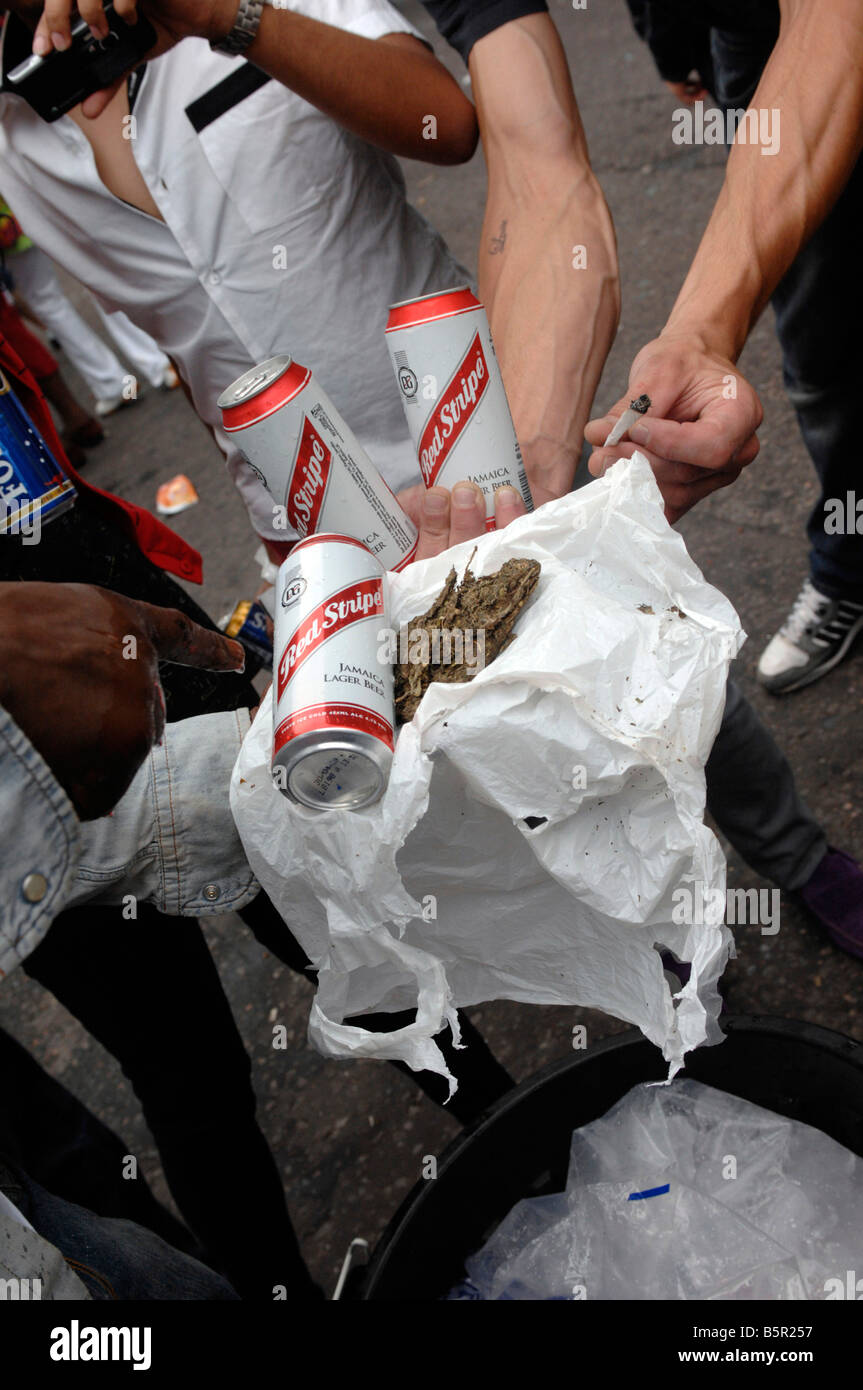 Revelers montrer leurs marchandises de la bande rouge et les mauvaises herbes à 2008's Notting Hill Carnival Banque D'Images