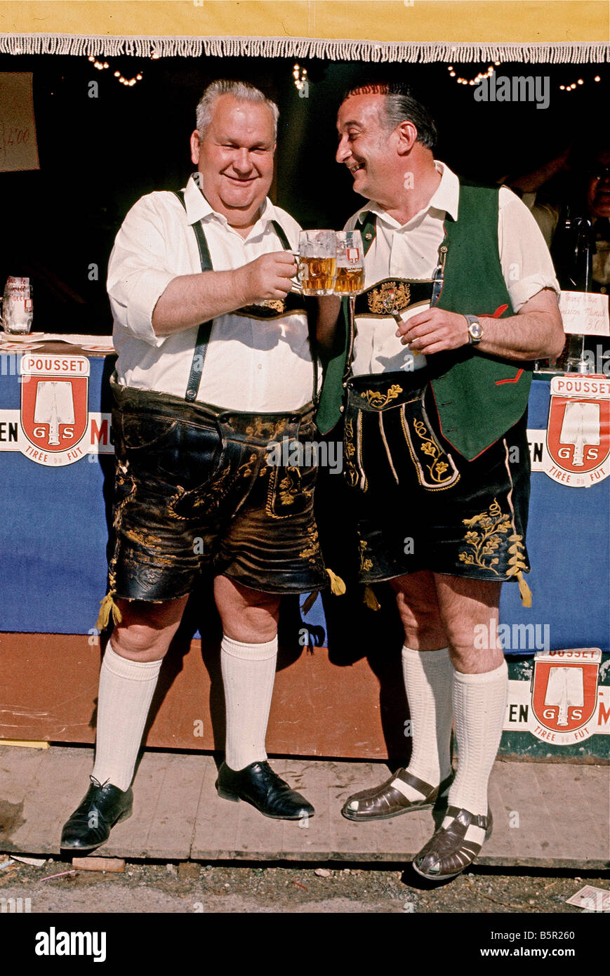 Deux buveurs de bière allemande portant des pantalons à la Le Mans 24 Heures de course,France Banque D'Images