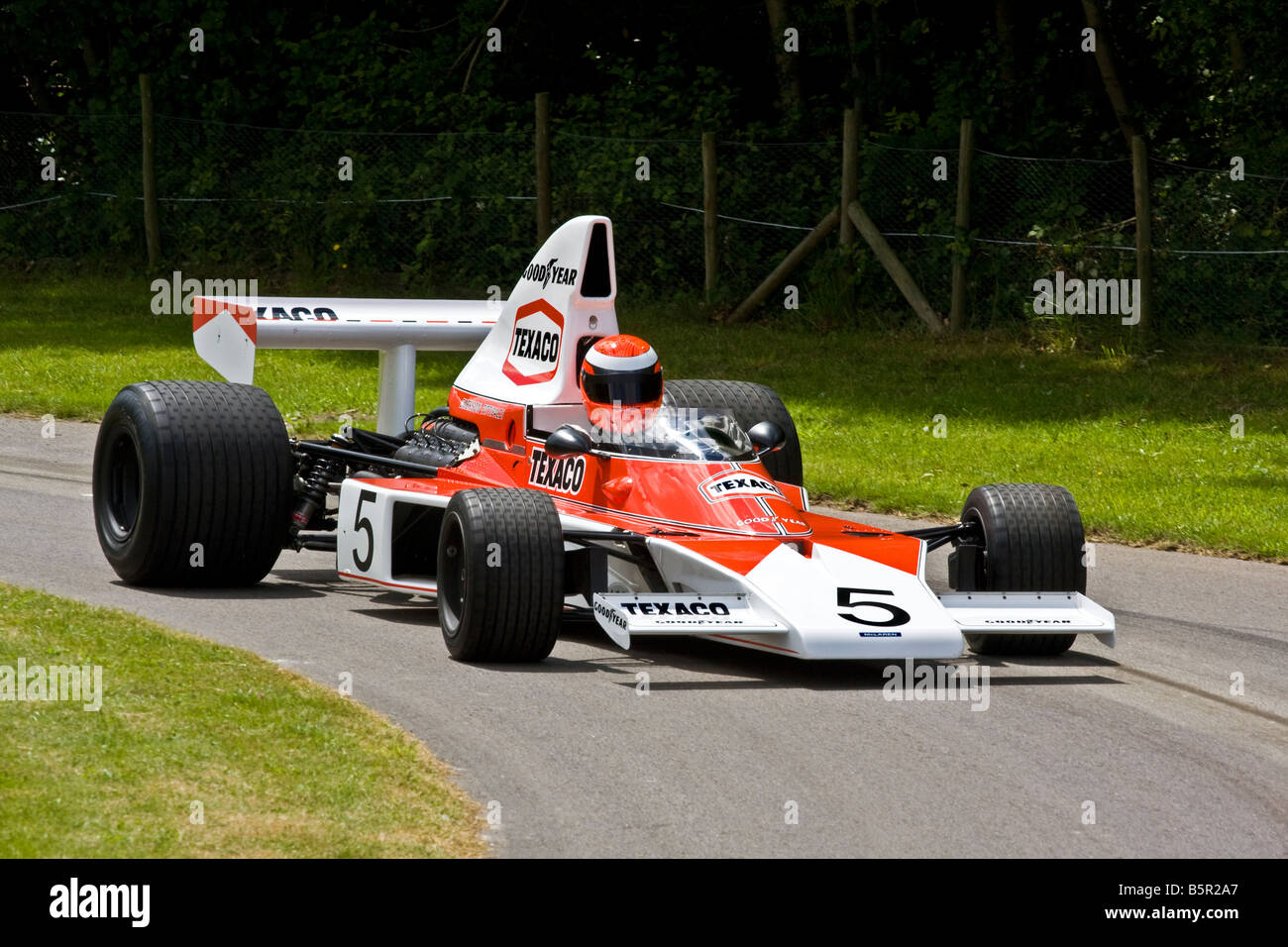 1974 McLaren-Cosworth M23 avec chauffeur Chris Goodwin à Goodwood Festival of Speed, Sussex, UK. Banque D'Images