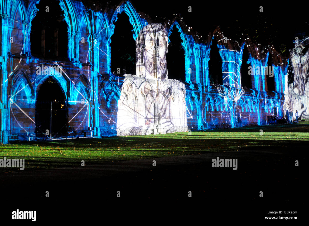 St Mary's Abbey, York, UK allumé pendant le festival d'arts numériques Banque D'Images