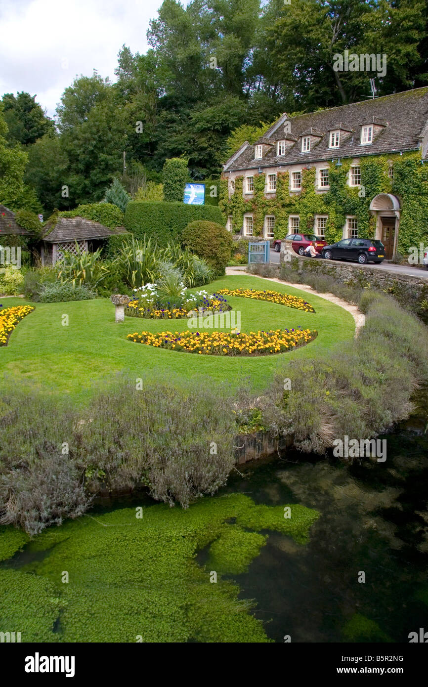 Trout farm dans le village de Bibury Gloucestershire Angleterre Banque D'Images