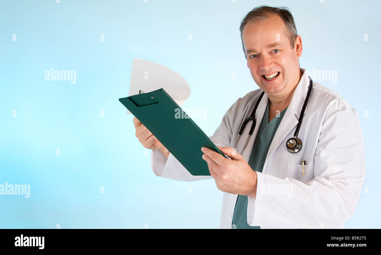 Un médecin est de donner suite à son patient Banque D'Images