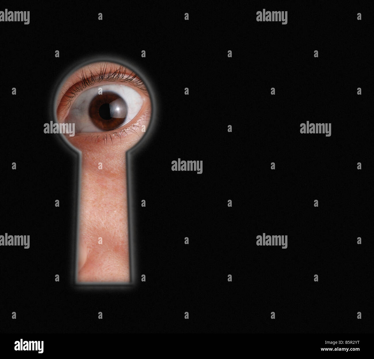 Regarder à travers un trou de serrure un Oeil voyeur par une fissure Photo  Stock - Alamy