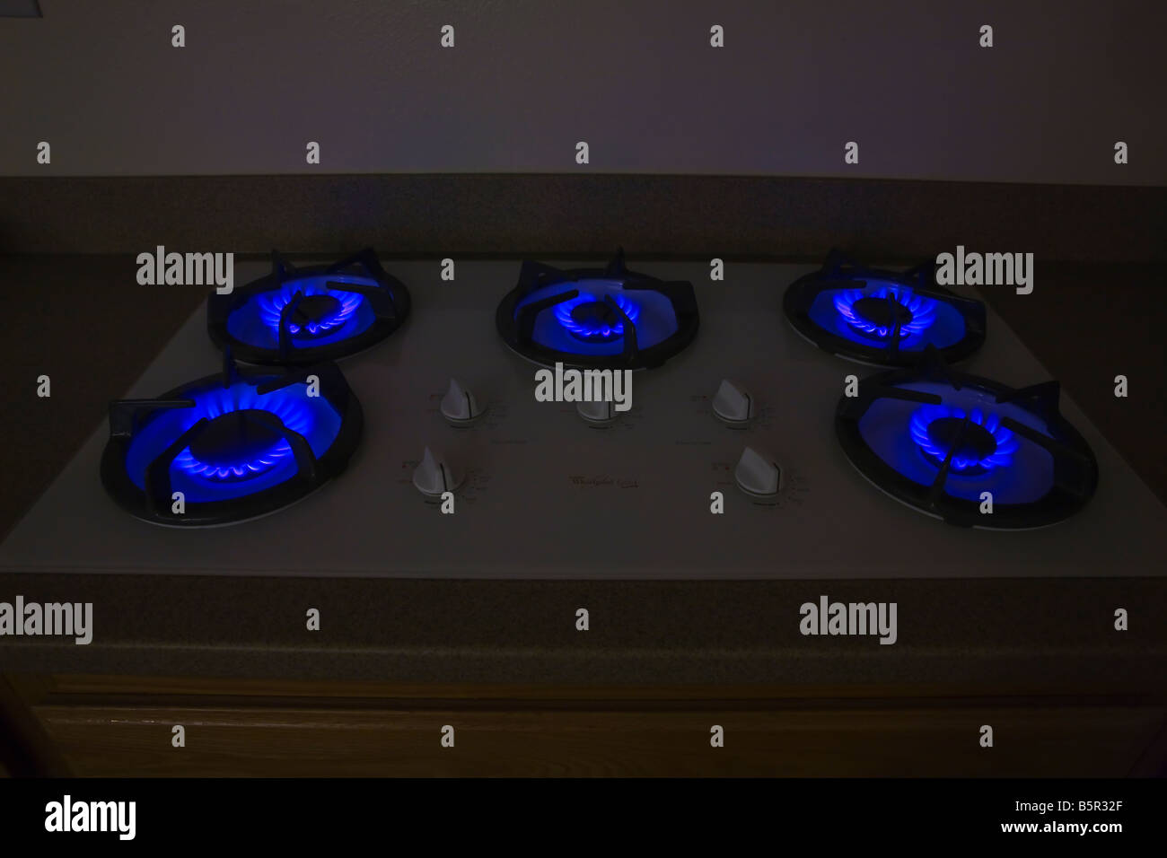 Allumé le gaz naturel cuisinière cuisson brûleurs sur Banque D'Images