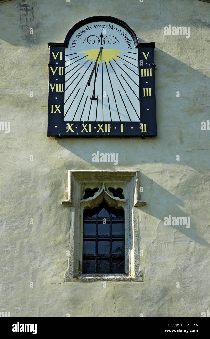 Le cadran solaire sur le mur de l'église à East Bergholt dans Suffolk Banque D'Images