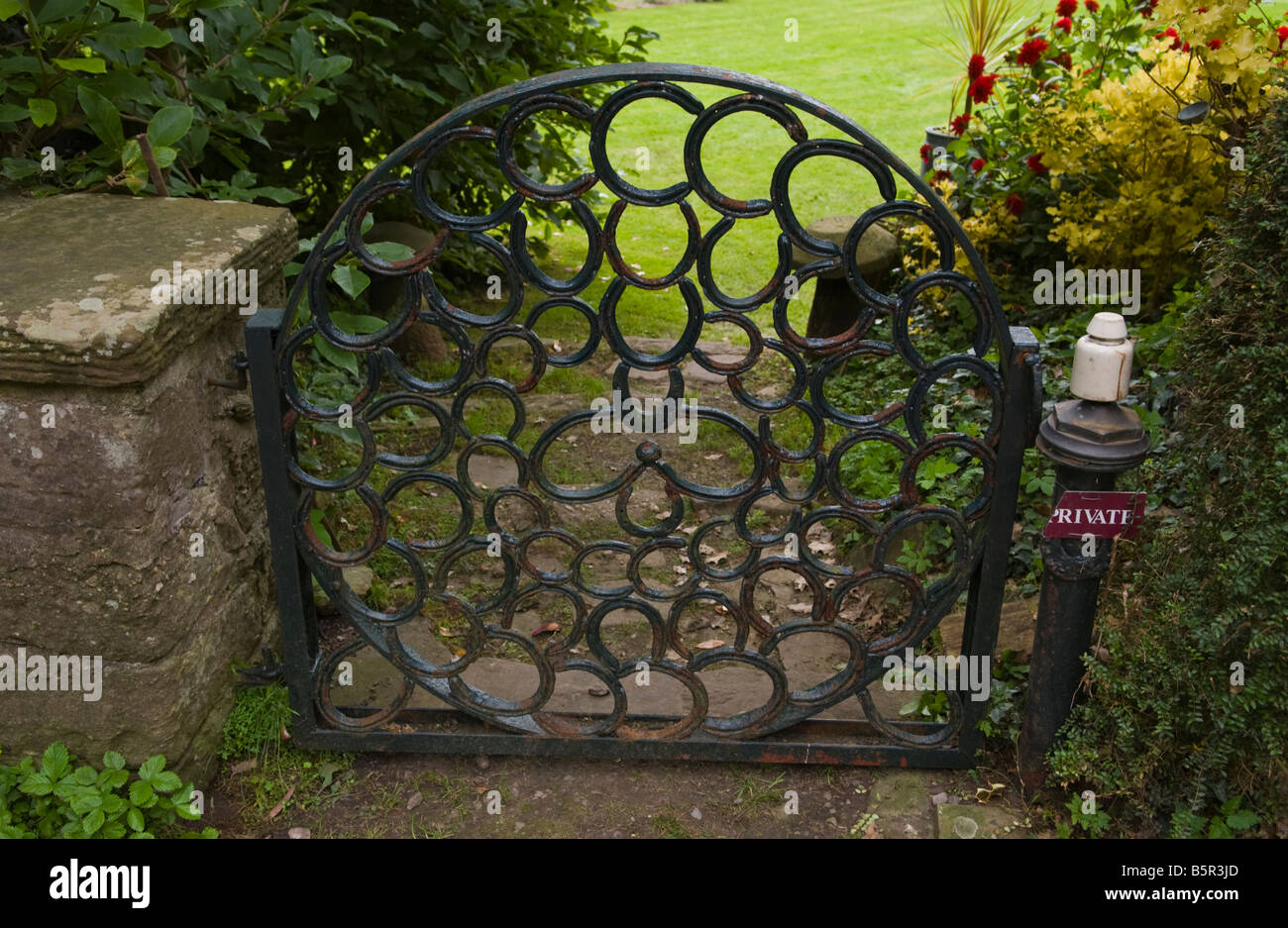 Porte de jardin fait de fers à l'Usk château dans la ville de marché de l'Usk Monmouthshire South Wales UK Banque D'Images