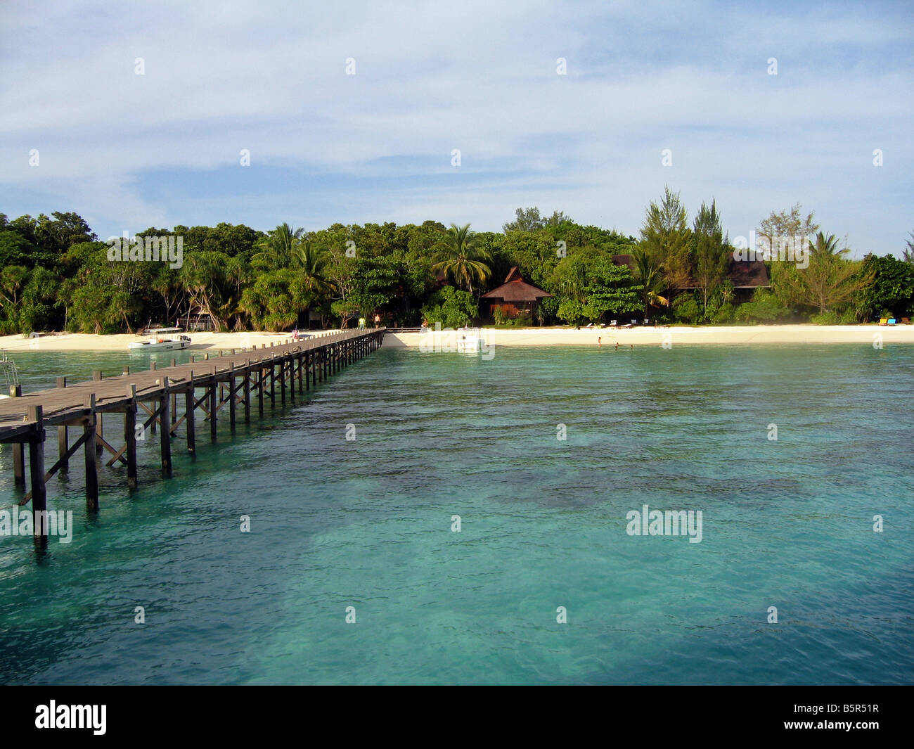 Menant de long jetty beach sur l'île tropicale paradisiaque (Lankayan Island Resort plongeur) à l'école de plongée, mer de Sulu, Sabah Banque D'Images