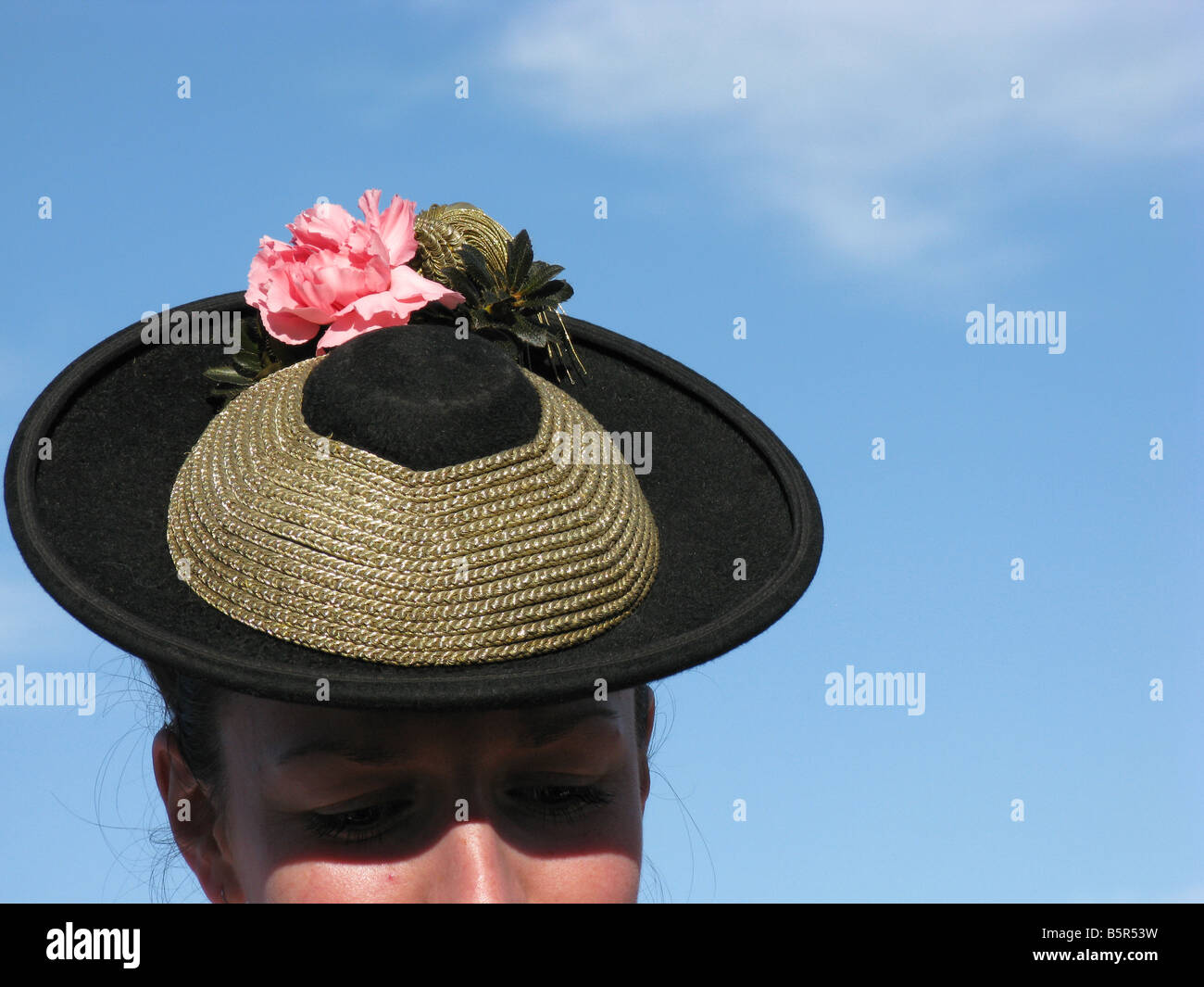 Détail d'une jeune femme avec chapeau traditionnel pèlerinage à Saint Leonhard, Bad Toelz Bavière Banque D'Images