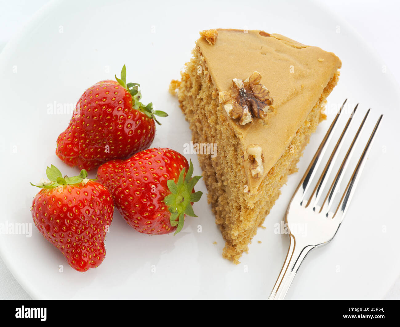Walnut cake aux fraises et la fourchette high key Banque D'Images