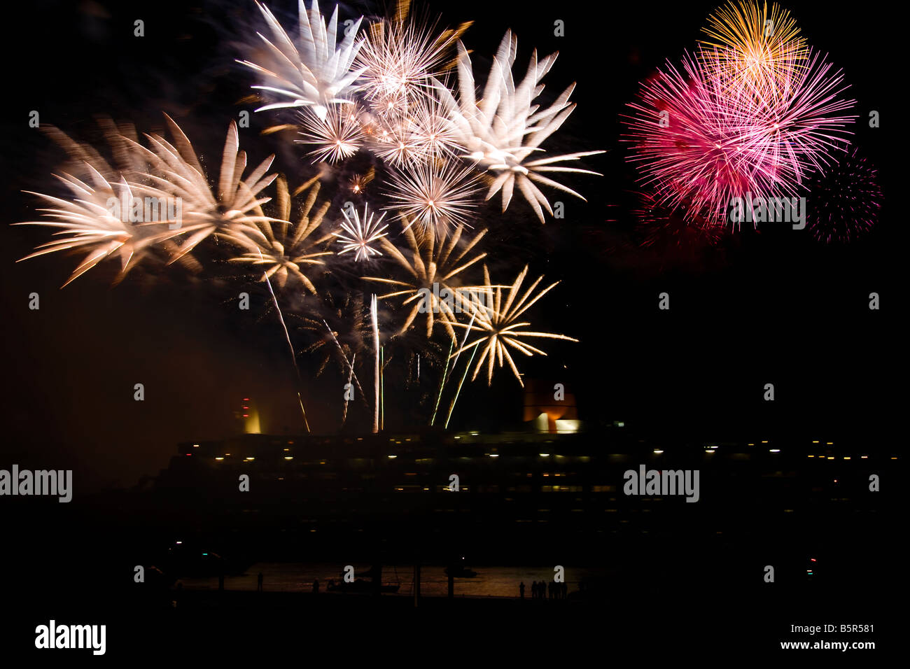 QE2 La Reine Elizabeth 11 Finale Fireworks Fairwell à Dubai à partir de Southampton Banque D'Images