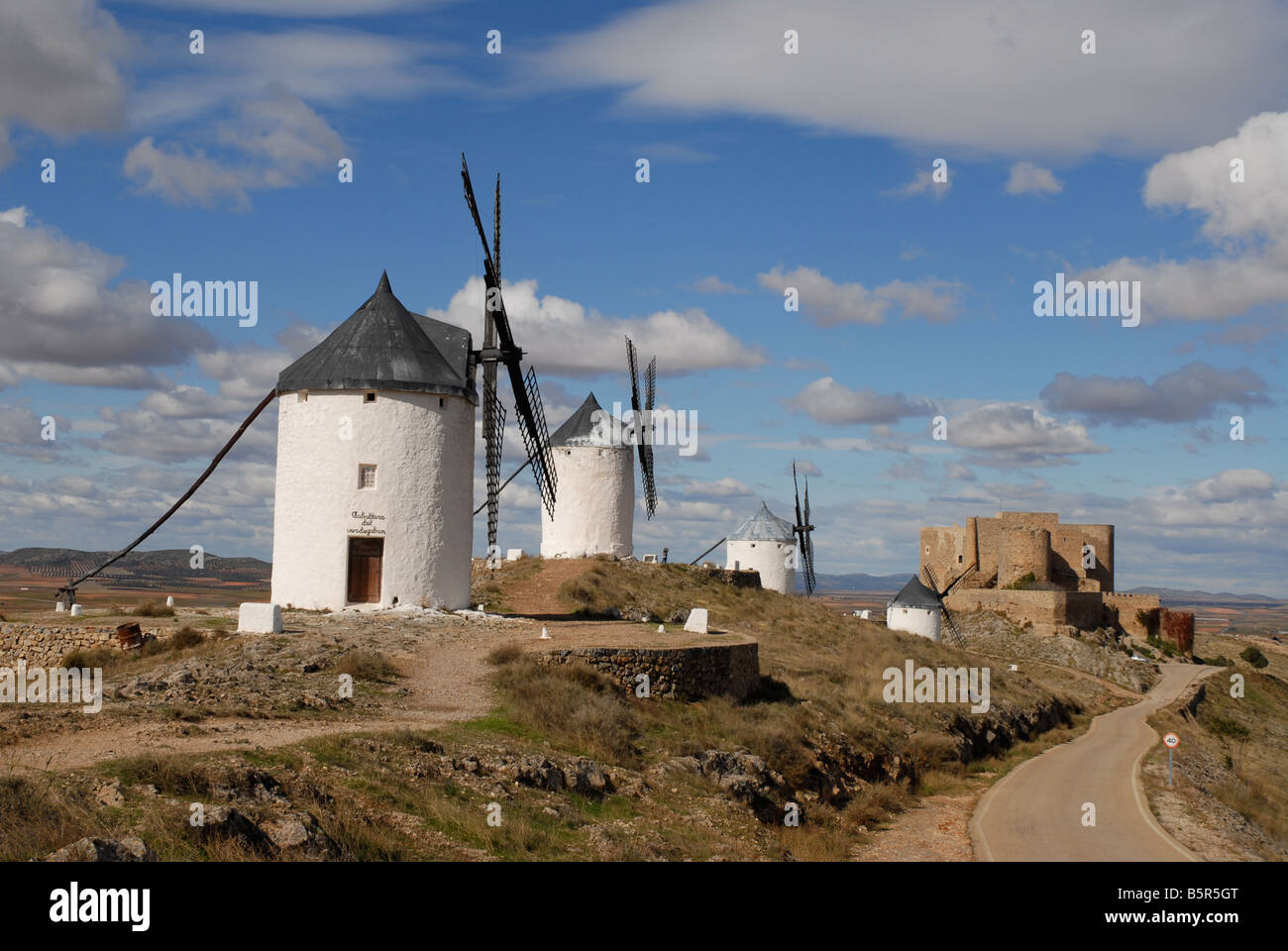 Les moulins à vent et son château, Consuegra, province de Tolède, Castille-La-Manche, Espagne Banque D'Images