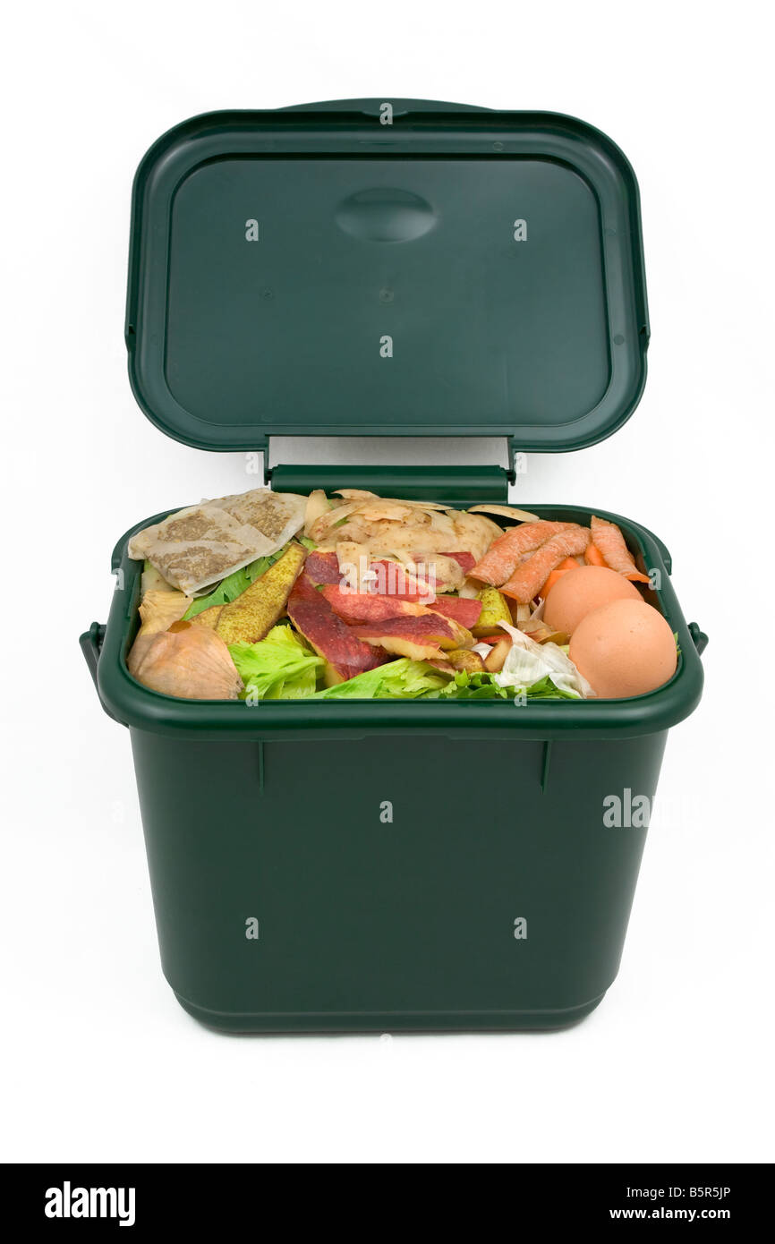 Pour le compostage des déchets alimentaires dans la poubelle de recyclage Banque D'Images
