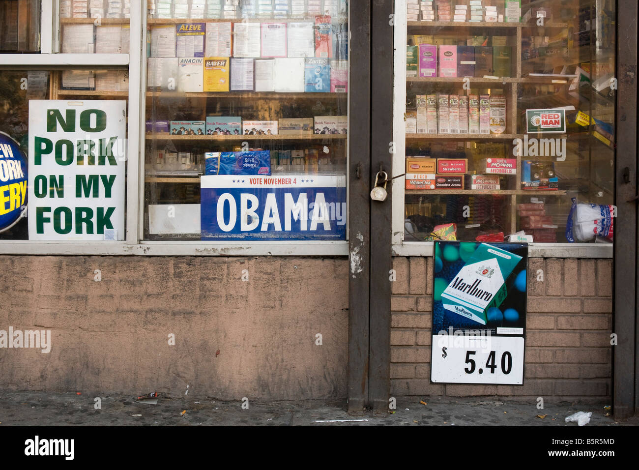 Obama affiche dans la vitrine d'un magasin à Harlem, New York USA Banque D'Images