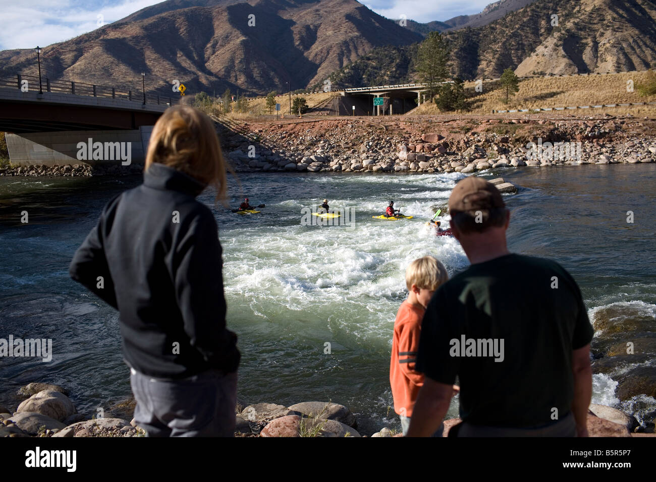 Un travail kayakistes spécialement conçu rapids dans un parc aquatique sur la rivière Colorado à Carbondale, Colorado. Banque D'Images