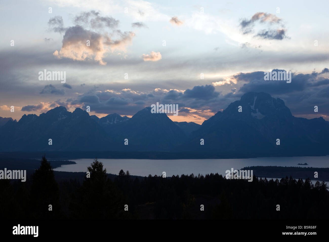 Vue du coucher de Teton Mountains et Jackson Lake de la montagne du Signal, Grand Teton National Park, Wyoming, USA Banque D'Images