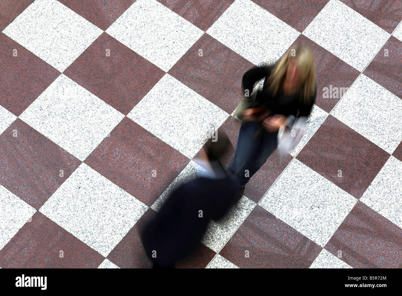 Les troubles de l'homme et la femme face à l'arrière-plan à damiers Banque D'Images