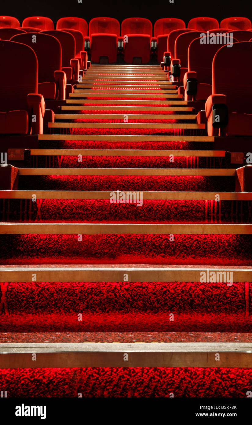 Un escalier rouge dans un cinéma théâtre art déco Banque D'Images