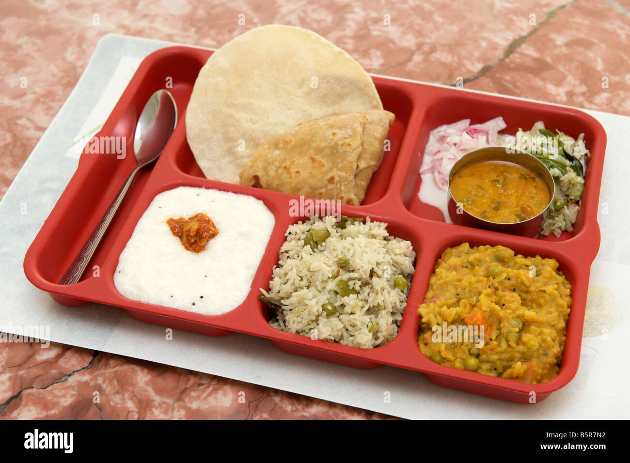 Style moderne du sud de l'Inde végétarienne thali avec riz, riz, riz caillé samba légumes pullo chapatti. Banque D'Images