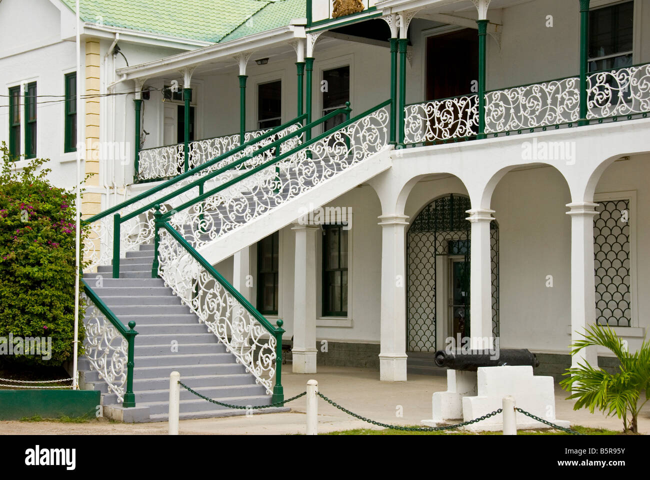 Bâtiment de la Cour suprême de Belize City style colonial anglais historique architecture attraction touristique Cannon Banque D'Images