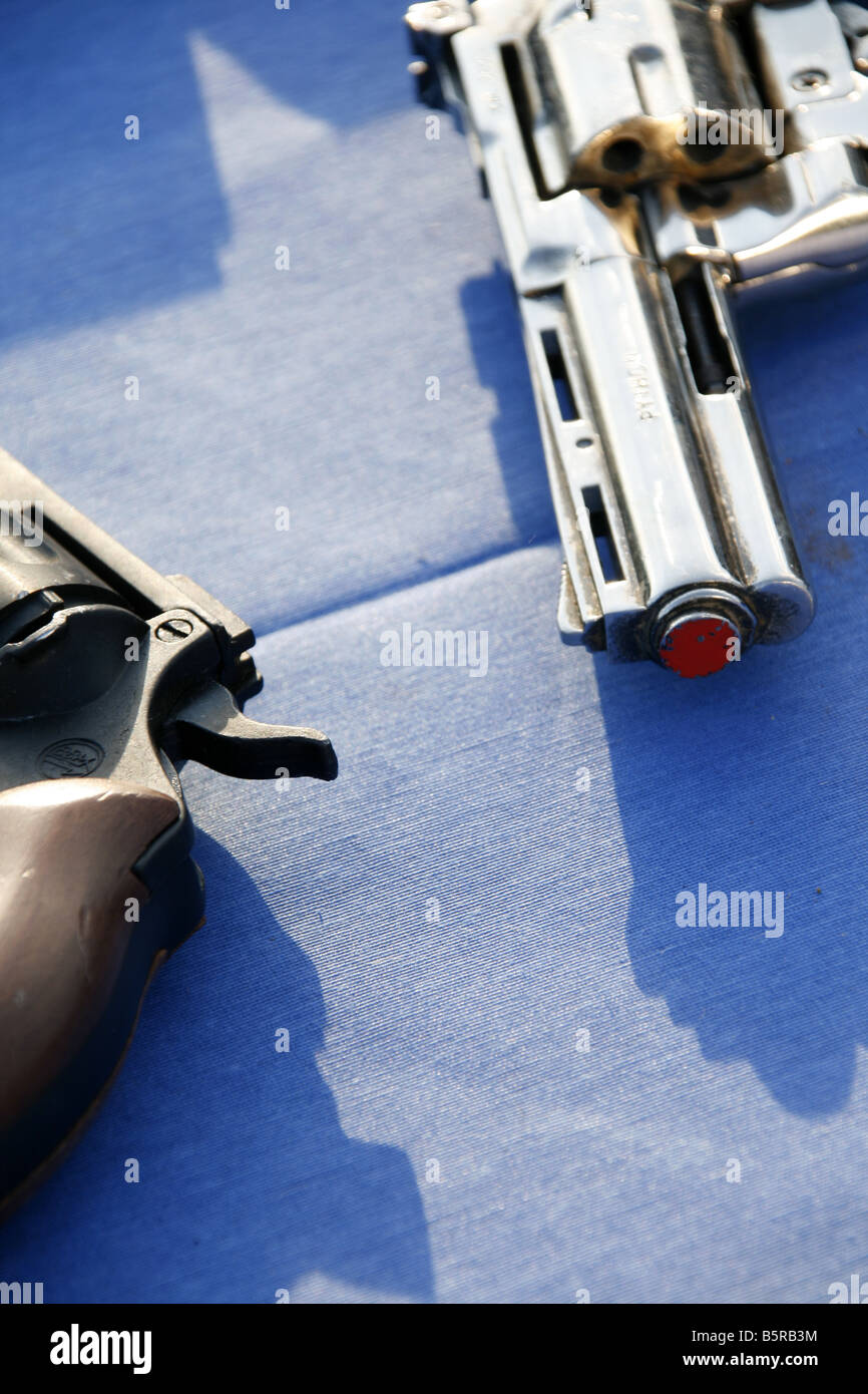 Deux pistolets pistolets revolvers sur la table bleu Banque D'Images