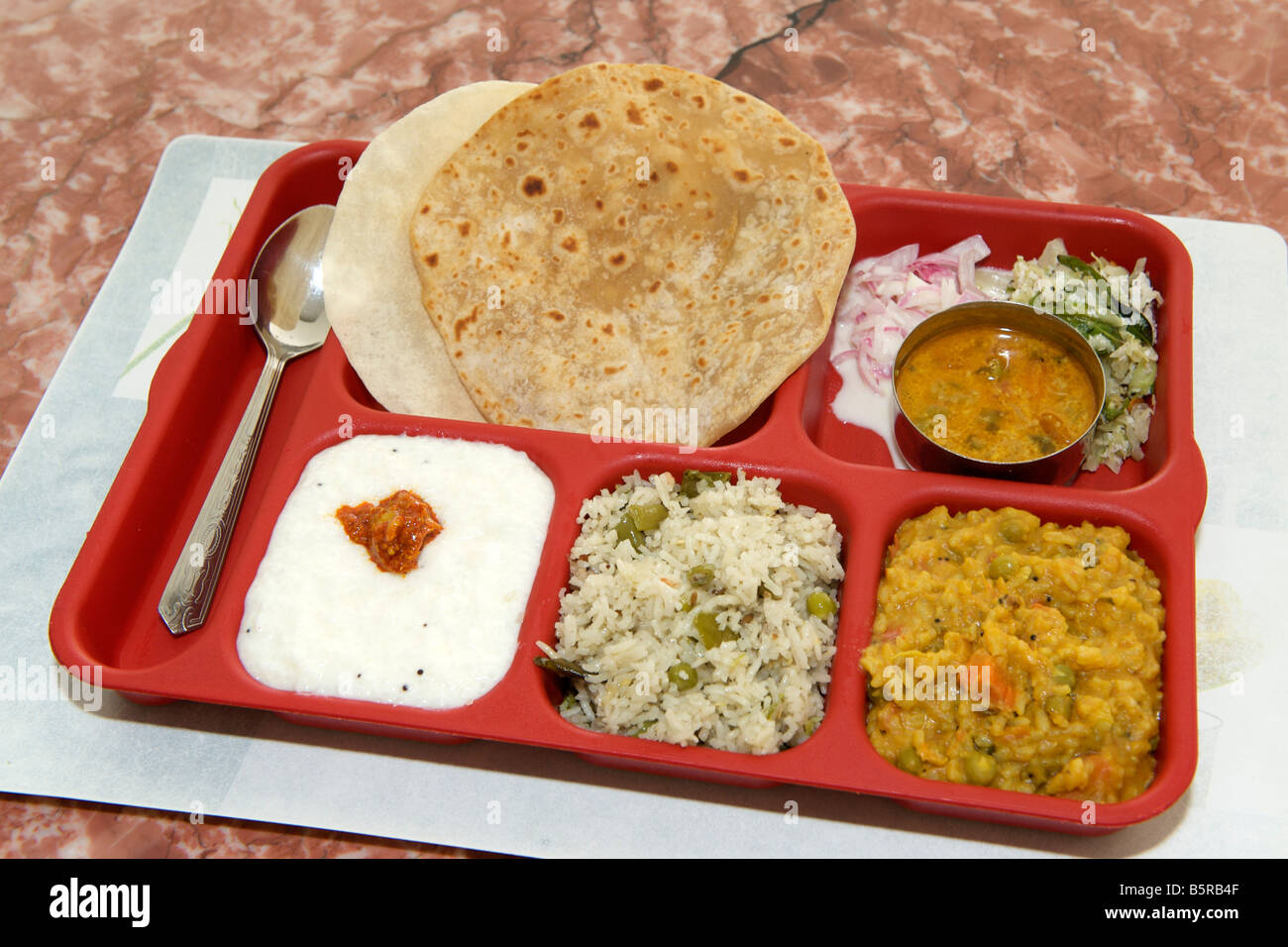 Style moderne du sud de l'Inde végétarienne thali avec riz, riz, riz caillé samba légumes pullo chapatti. Banque D'Images