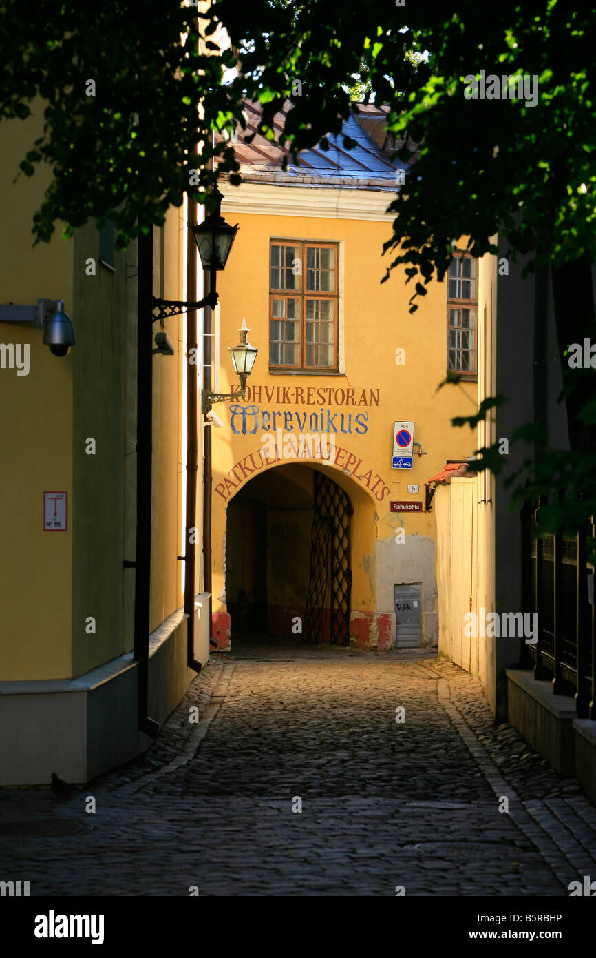 Rue pavées étroites près de l'ambassade d'Irlande à Toompea, Tallinn, Estonie Banque D'Images