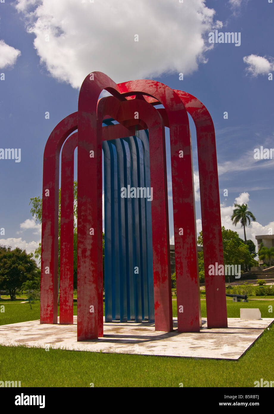BELIZE BELMOPAN Sculpture avec des bâtiments gouvernementaux à l'arrière dans la région de la capitale de Belmopan Banque D'Images