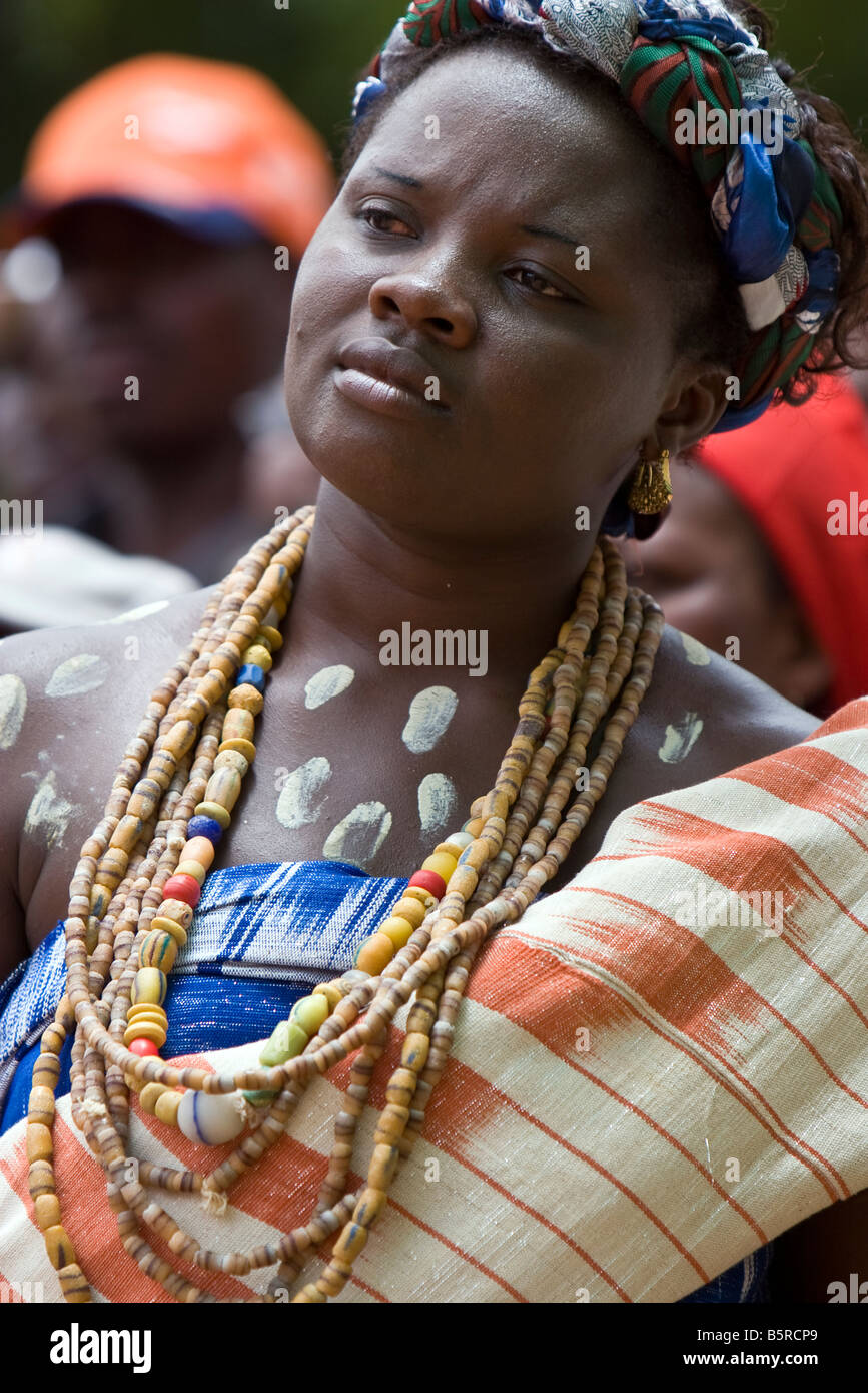 Une black est habillée pour un Africain à la représentation du Chemin de Croix se souvenait à Pâques à Lomé, Togo. Banque D'Images