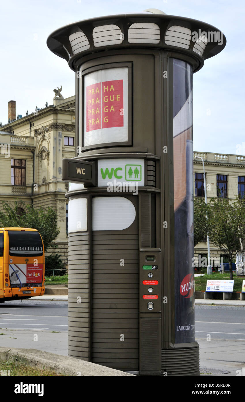 Unisexe à monnayeur toilettes publiques à Prague République Tchèque Photo  Stock - Alamy