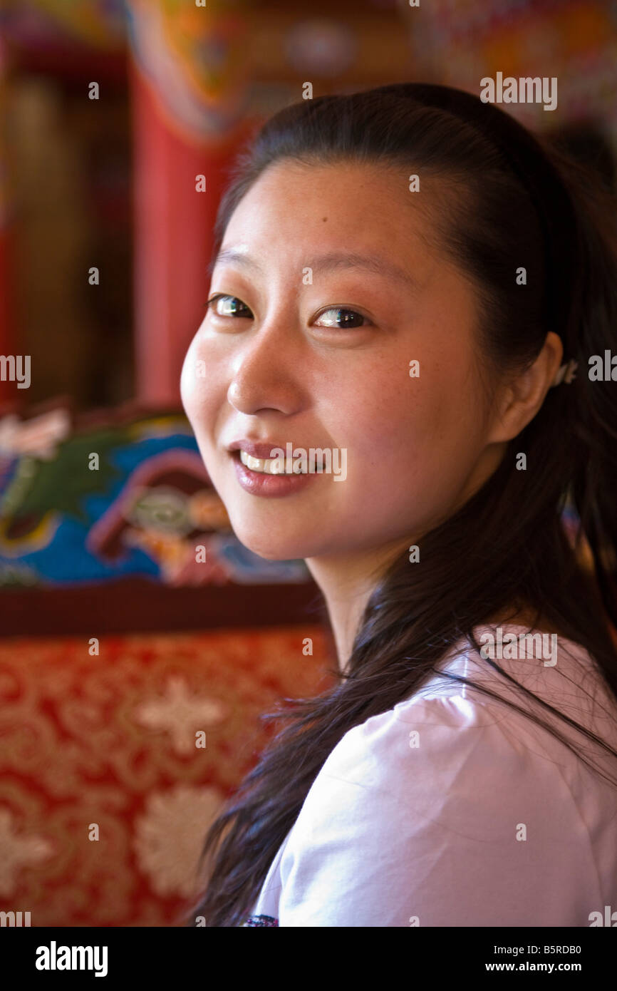 Belle jeune femme chinoise dans une maison de thé Tibétain peint de couleurs vives, la réserve naturelle de Jiuzhaigou dans la province du Sichuan en Chine. JMH3613 Banque D'Images