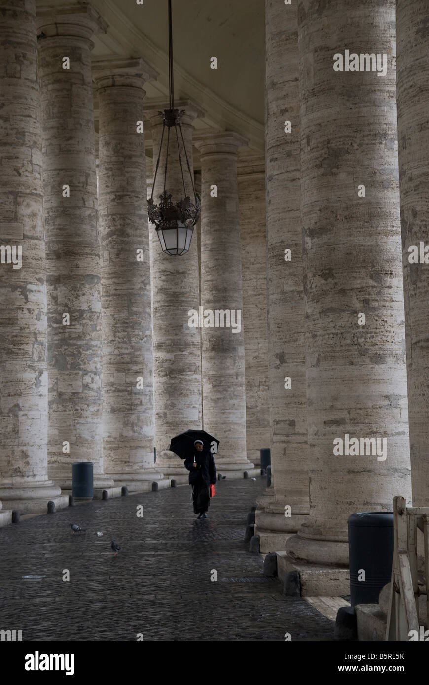 Nun marche à travers St Peters Square, la Cité du Vatican. L'Italie. Banque D'Images