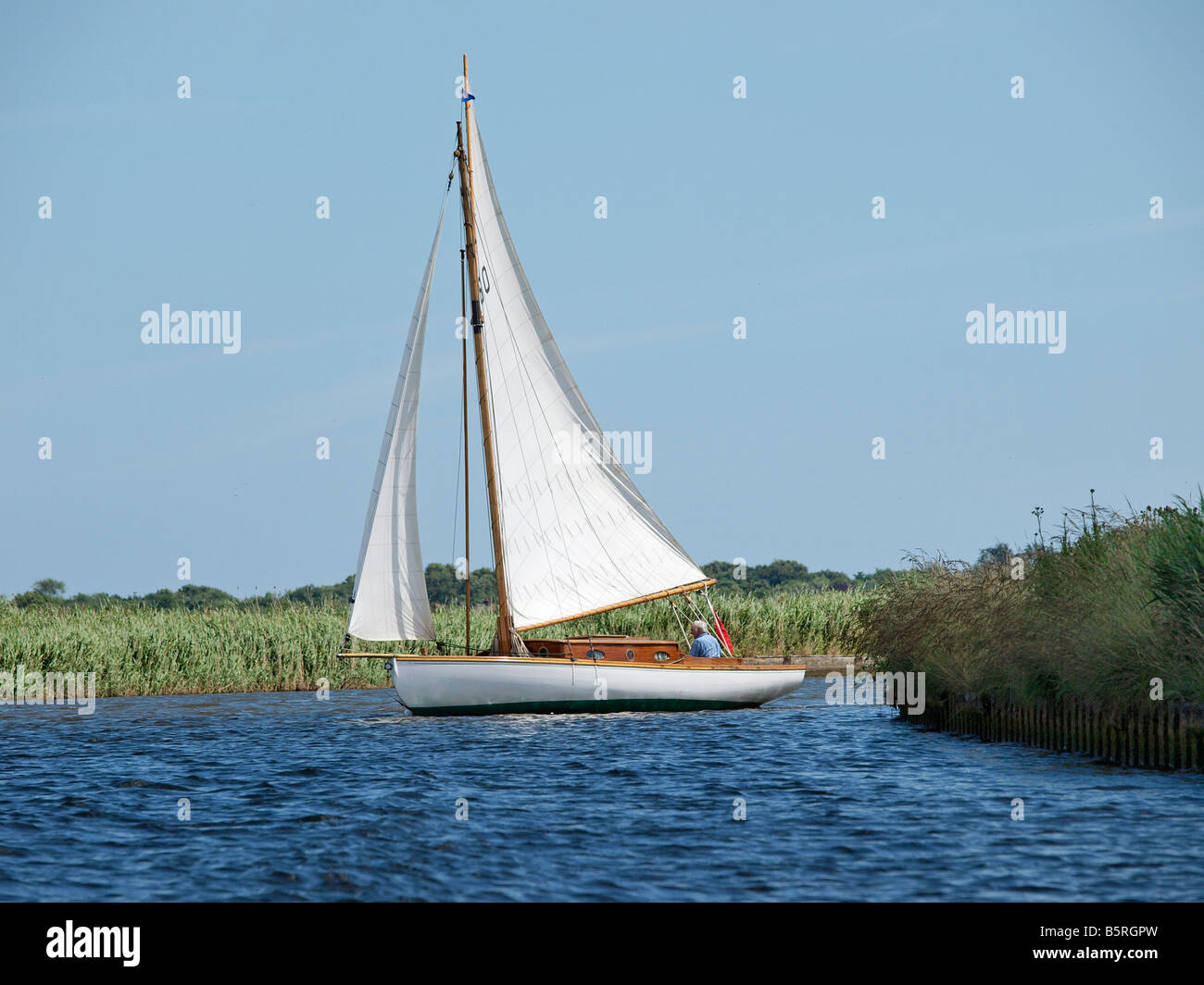 La classe de la rivière '' will o the wisp ' plaisir à cruiser traditionnel en bois sur la rivière sur les Norfolk Broads East Anglia angleterre uk Banque D'Images