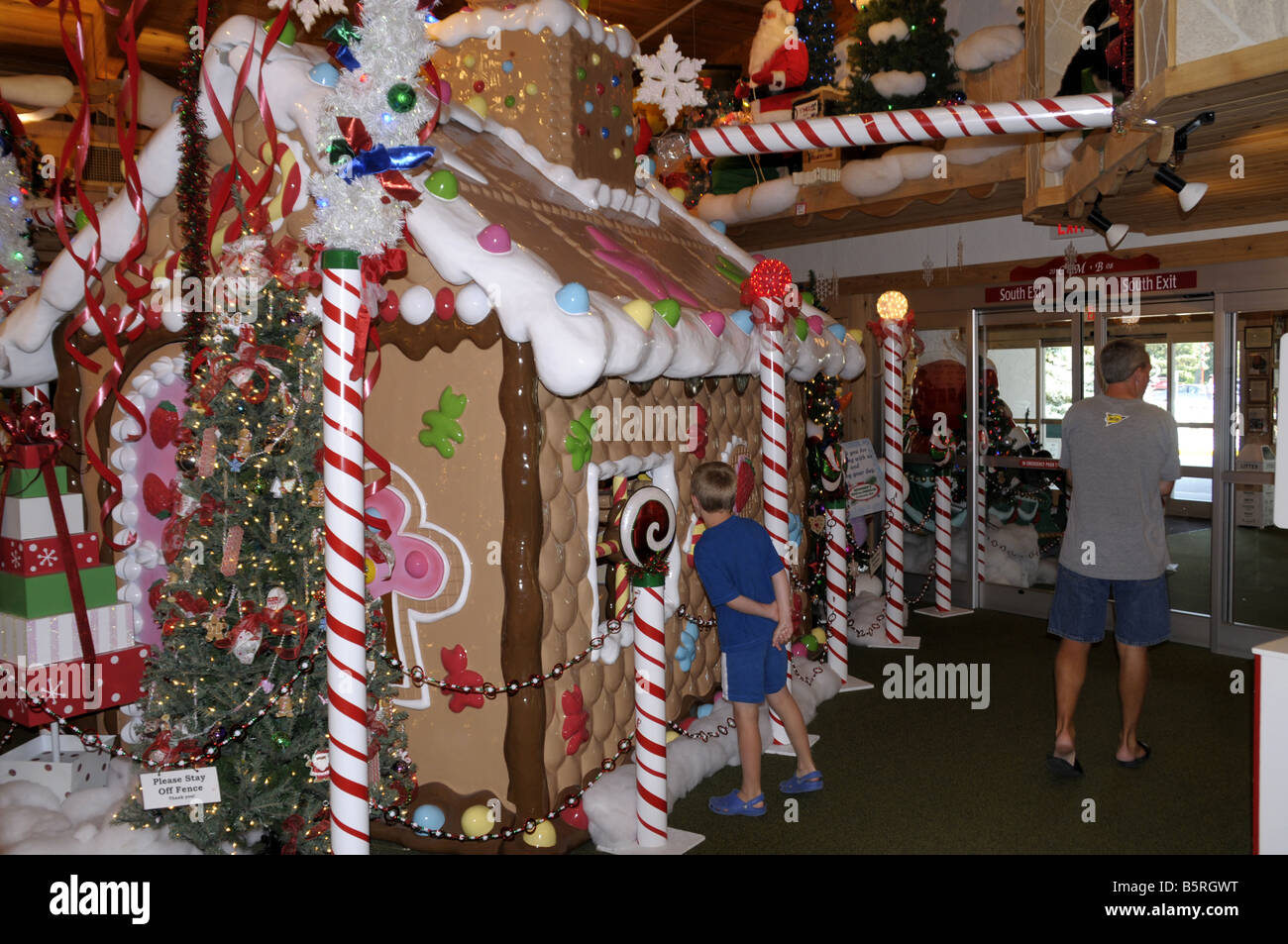 Un enfant regarde à l'intérieur d'une maison de Noël Noël en magasin à Bonners Frankenmuth, Michigan Banque D'Images