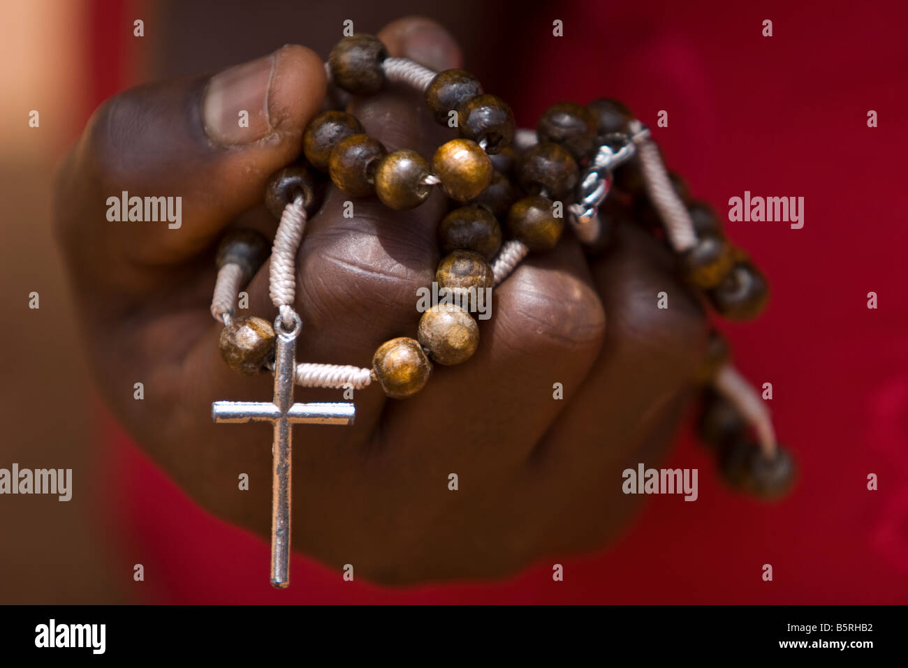 Détail des mains et chapelet pendant la représentation de l'Afrique du Chemin de Croix se souvenait à Pâques à Lomé, Togo. Banque D'Images