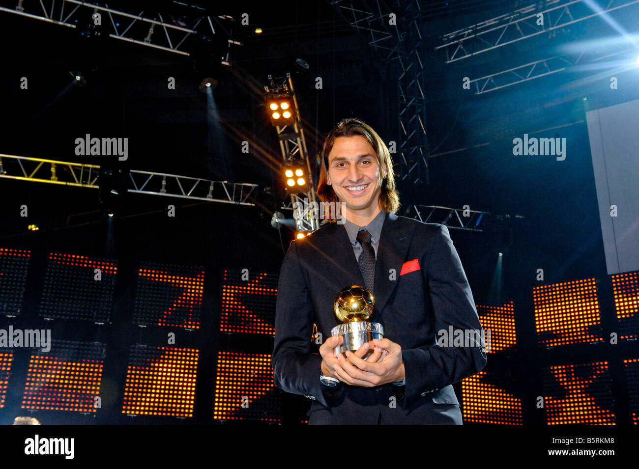 Zlatan Ibrahimovic footballeur reçoit le prix le Ballon d'or comme le footballeur de l'année Banque D'Images