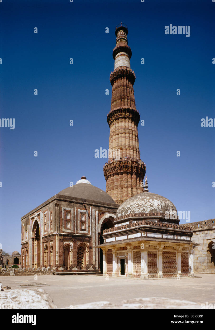 Inde Delhi Qutb Minar. Avec le tombeau de l'imam zamin (d. 1537) dans le premier plan et l'Alai Darwaza construit par Al-ud-Din 1310 Banque D'Images
