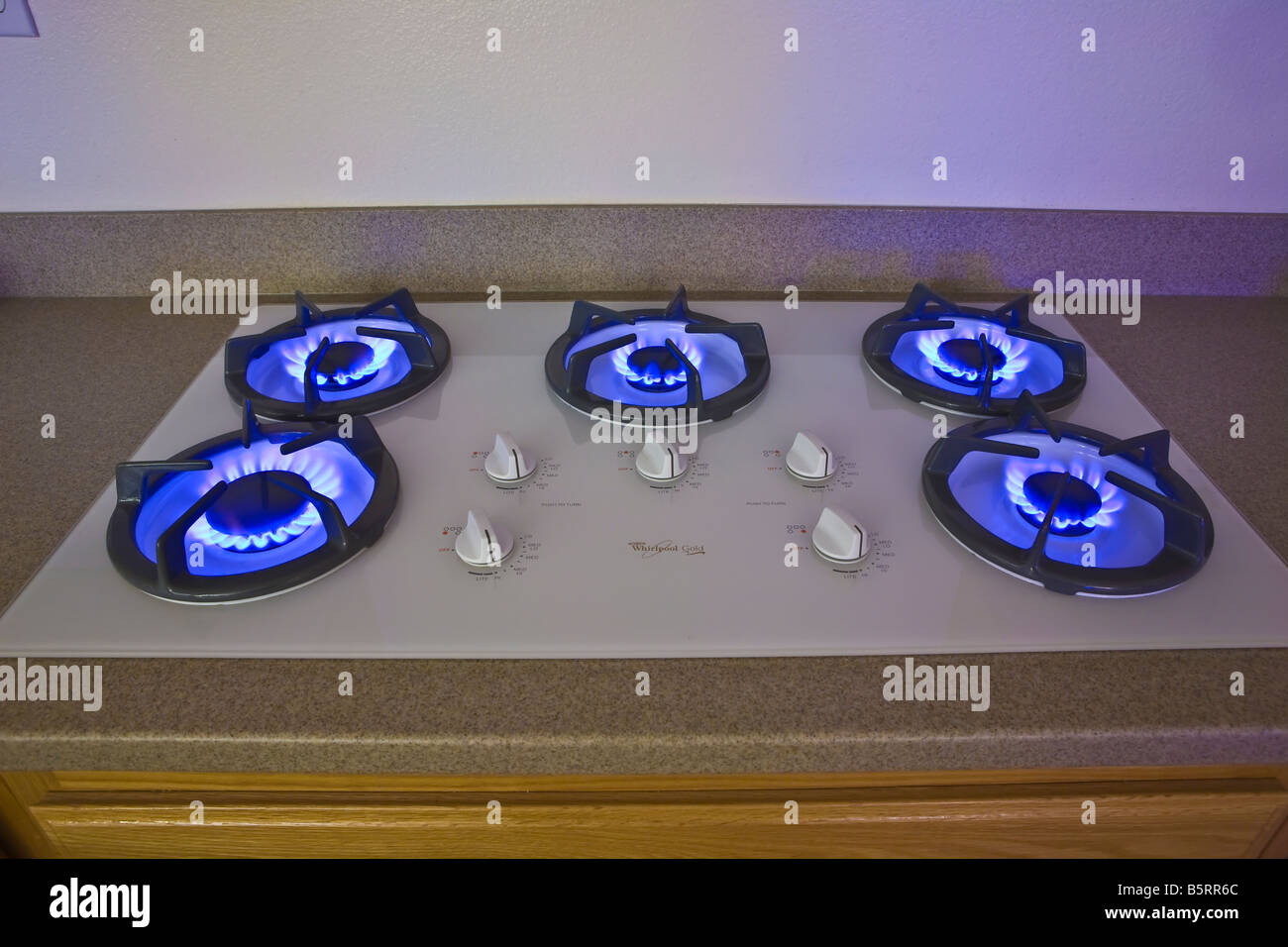 Cuisinière à gaz naturel éclairé sur les brûleurs de cuisson. Banque D'Images