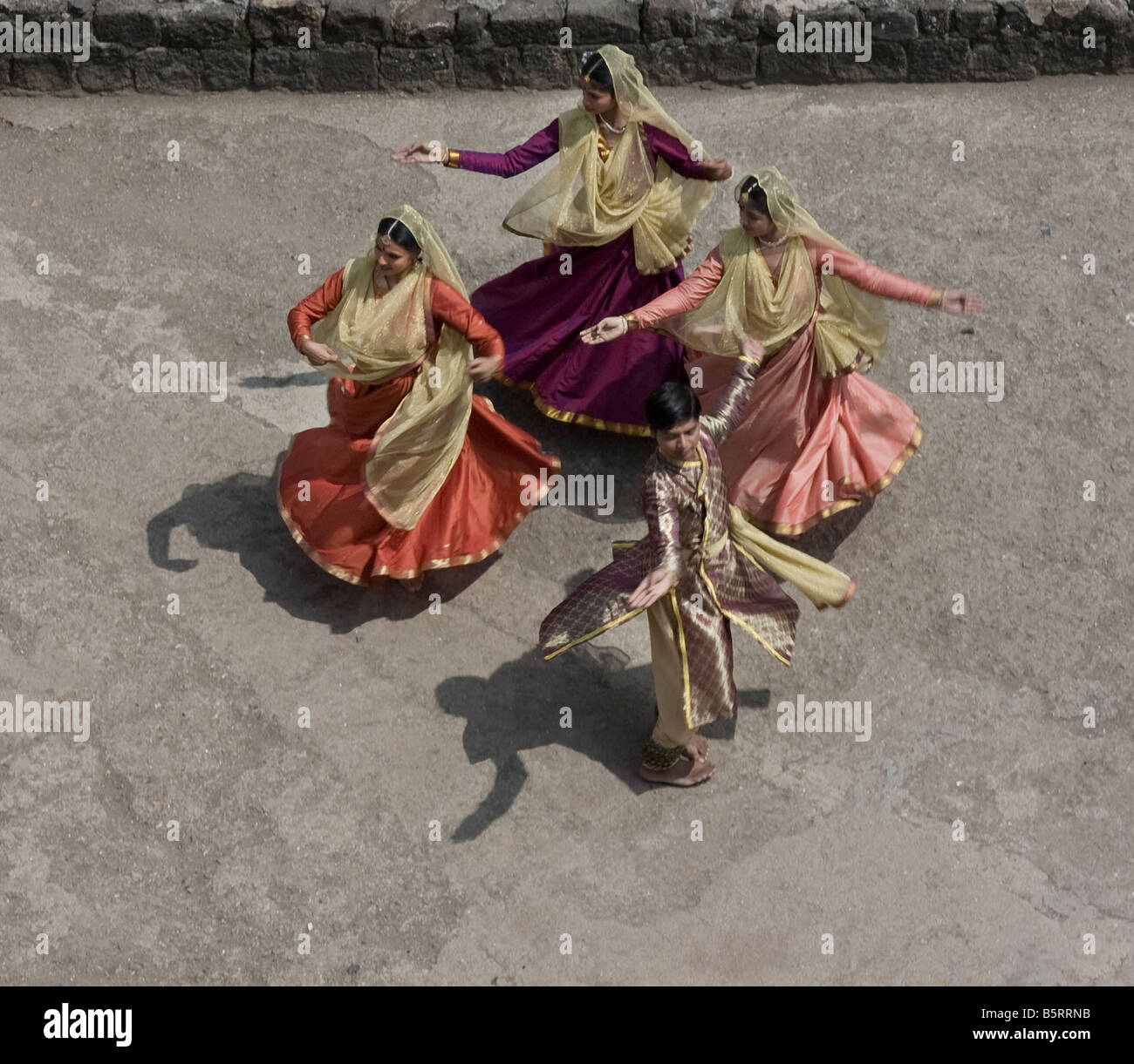 Daulatabad Fort l'Inde danse classique indienne un mâle et trois danseuses Banque D'Images