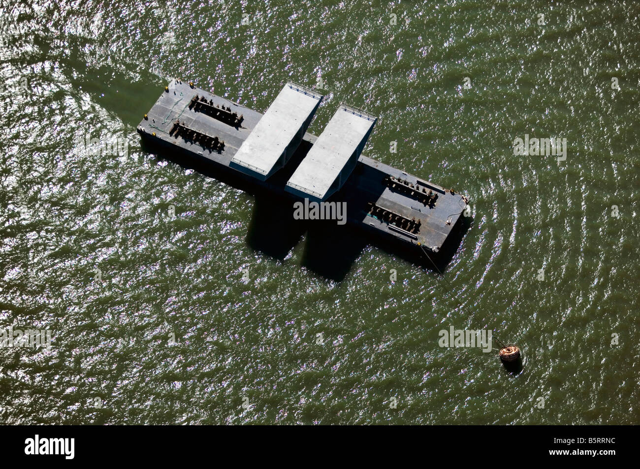 Barge ancrée avec éléments de construction pour l'Oakland Bay Bridge de San Francisco Banque D'Images