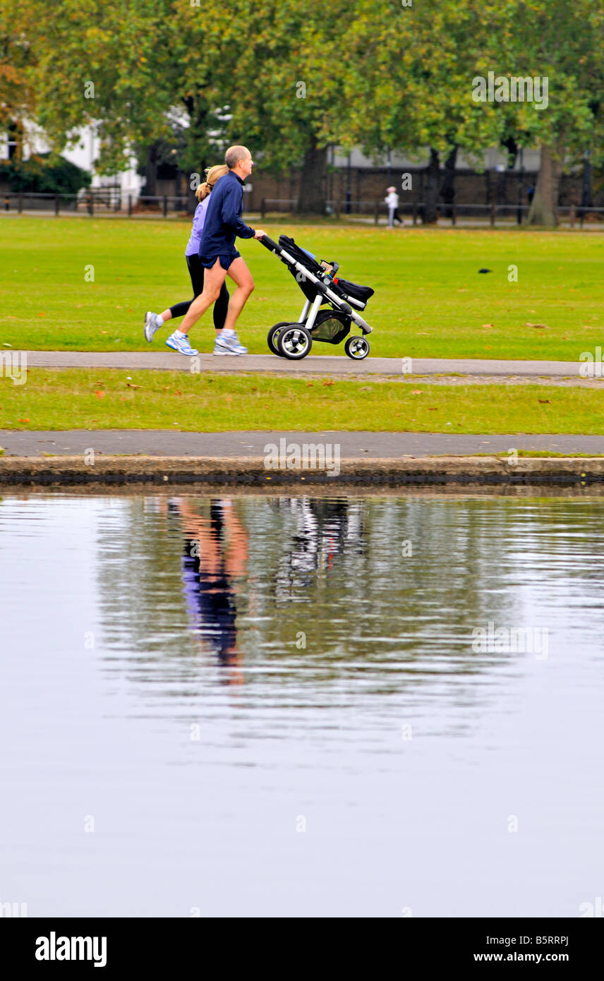 Une poussette jogging avec la famille sur Clapham Common London United Kingdom Banque D'Images