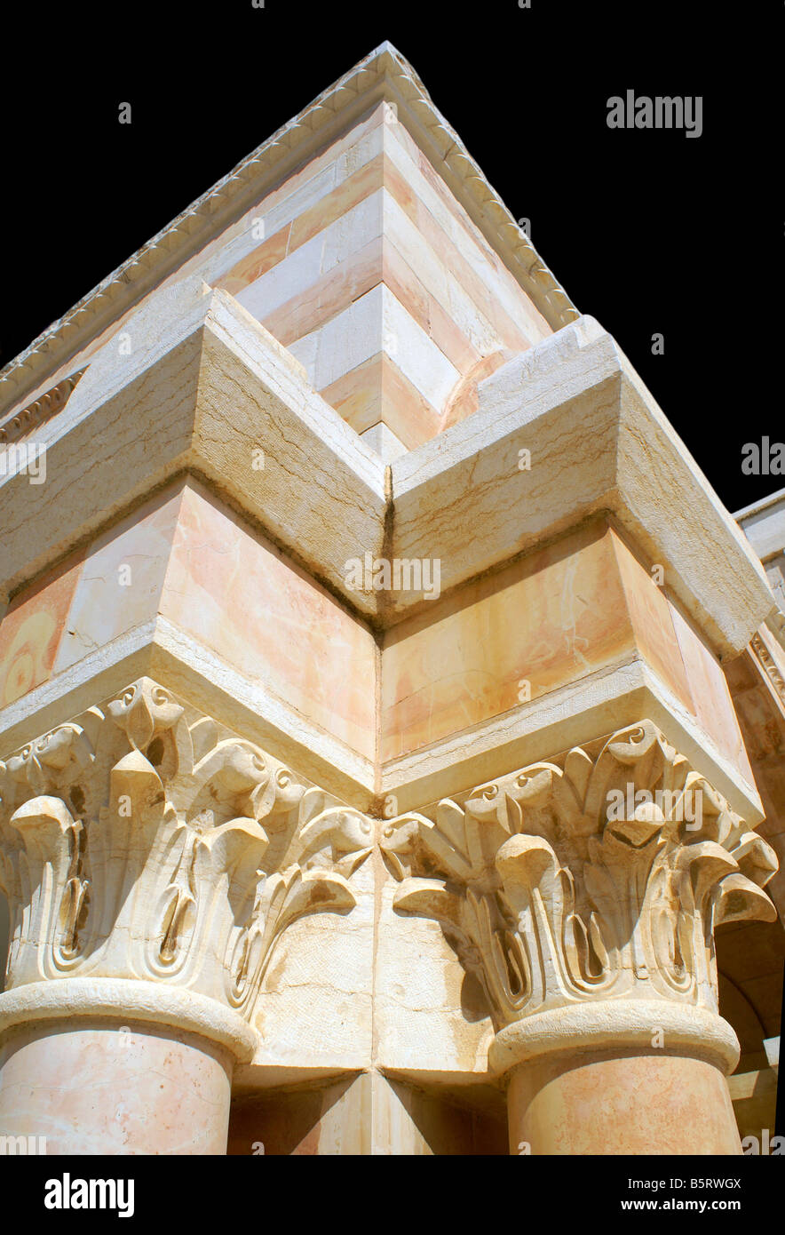Le grec ancien temple de marbre et de kaolin sur fond noir Banque D'Images