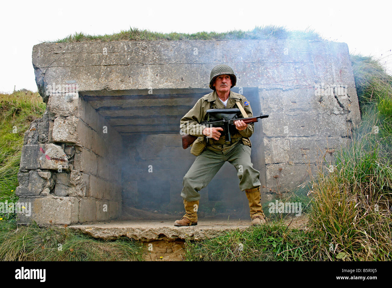 Acteur vêtu comme un jour d'assaut des Rangers américains un bunker allemand une Pointe du Hoc,Normandie,France Banque D'Images