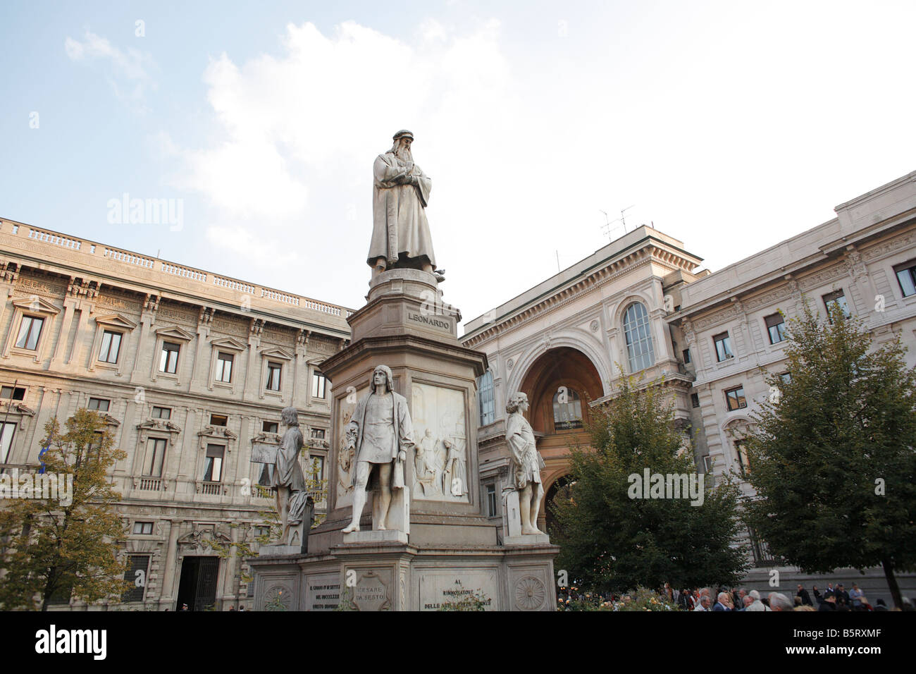 Statue de léonard de Vinci, Piazza Scala, Milan, Italie Banque D'Images