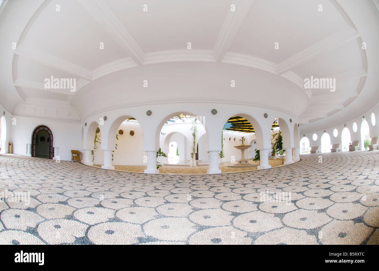 Une vue fisheye du bâtiment principal à Kalithea Spa, à Rhodes, Grèce, montrant la mosaïque marbre orné traditionnels Banque D'Images