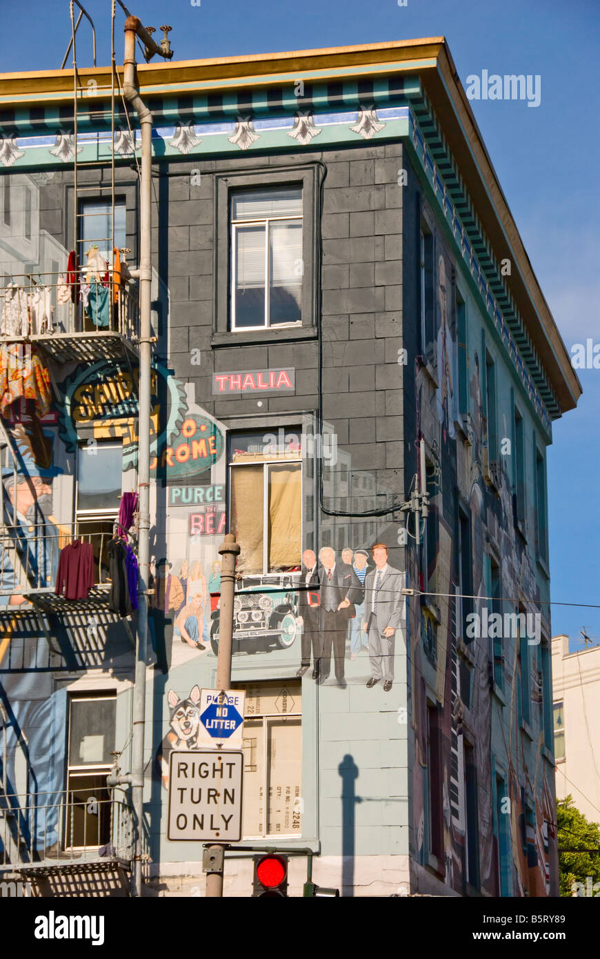 Immeuble avec graffiti décoratif situé dans la région de North Beach à San Francisco, Californie Banque D'Images