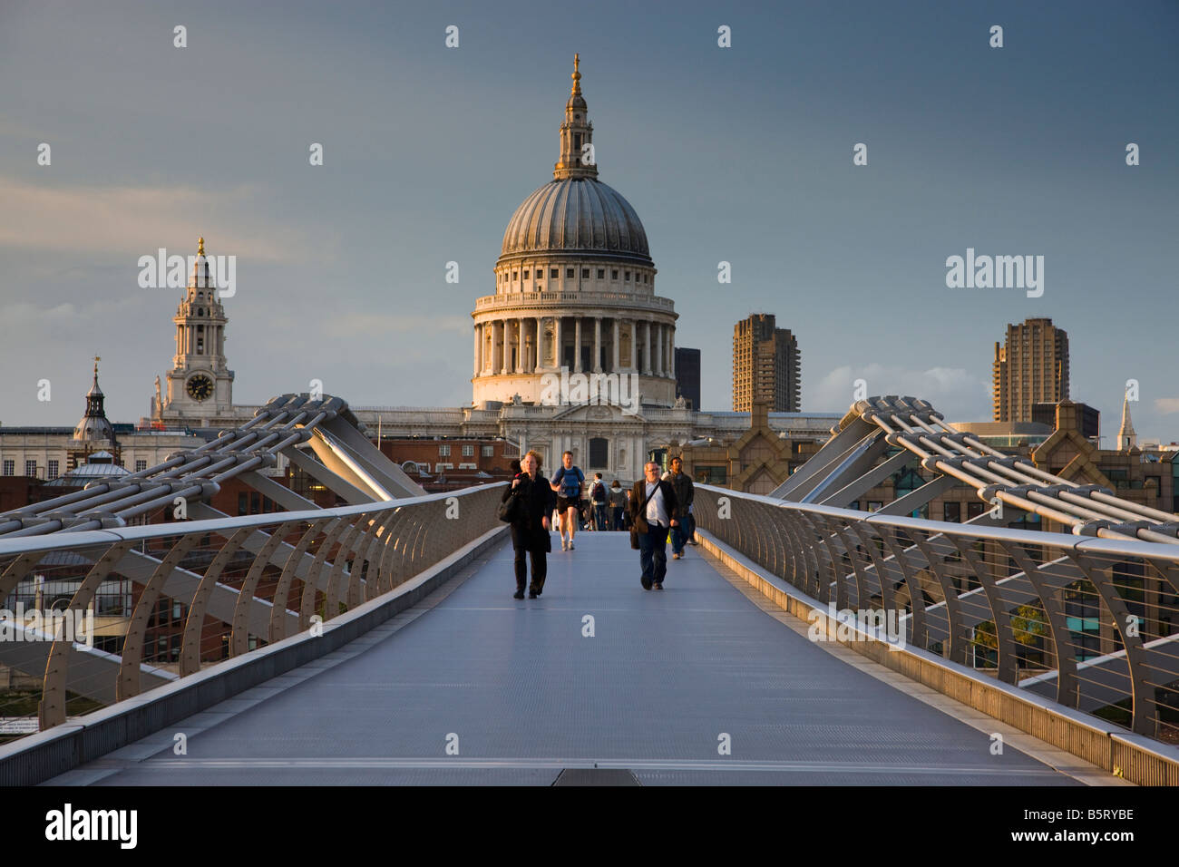 UK London St Pauls Cathedral vue sur le millenium bridge Banque D'Images
