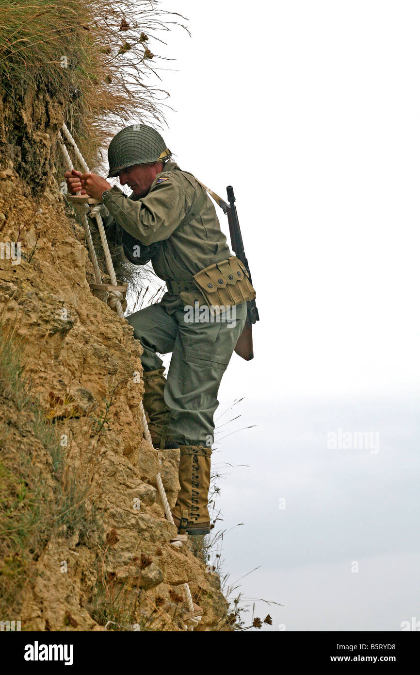 Acteur vêtu comme un jour d'escalade la falaise des Rangers américains à la Pointe du Hoc, Normandie, France Banque D'Images