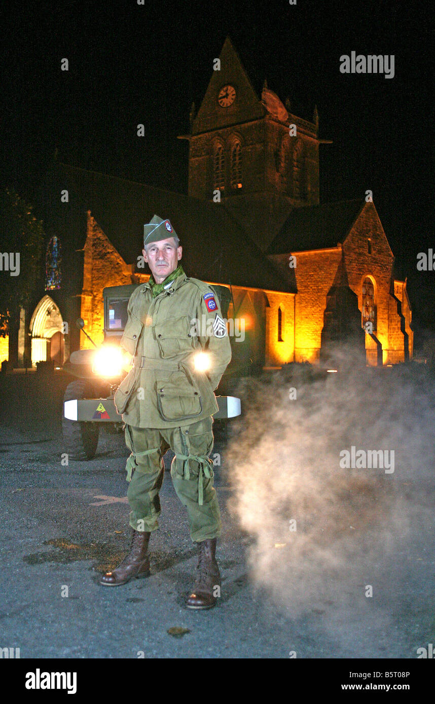 Habillé comme acteur États-unis D jour 82e division aéroportée parachutiste dans la place principale de Saint Mère Eglise ,Normandie,France Banque D'Images